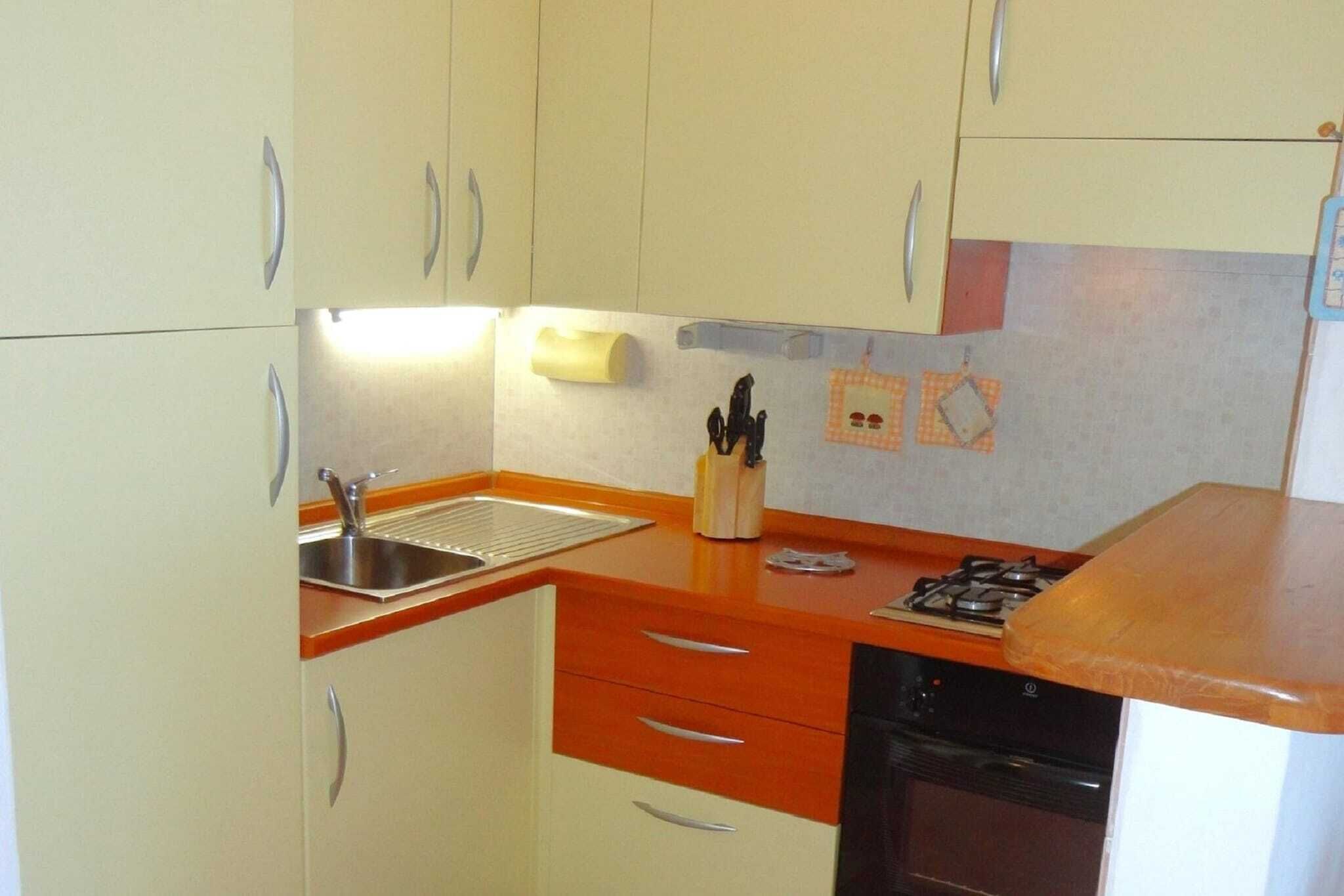 Kühlschrank, Mikrowelle, Herdplatte, Esstisch