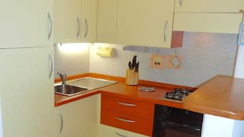 Kühlschrank, Mikrowelle, Herdplatte, Esstisch