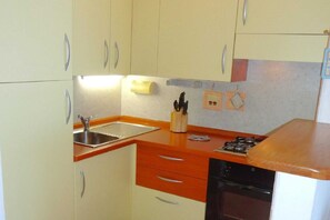 Kühlschrank, Mikrowelle, Herdplatte