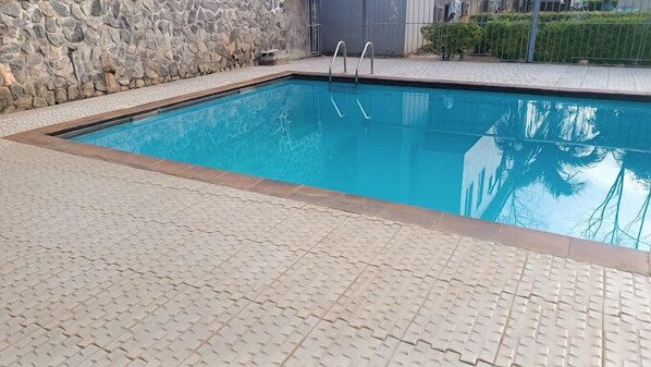 Outdoor pool - U.I HOTEL (Ibadan)