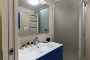 Deluxe Apartment | Bilik Mandi | Pancuran mandi, kelengkapan dandanan diri percuma, pengering rambut 