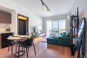 Harbor 204 | Oppholdsrom | En 43-tommers smart-TV med digitale kanaler samt strømmetjenester