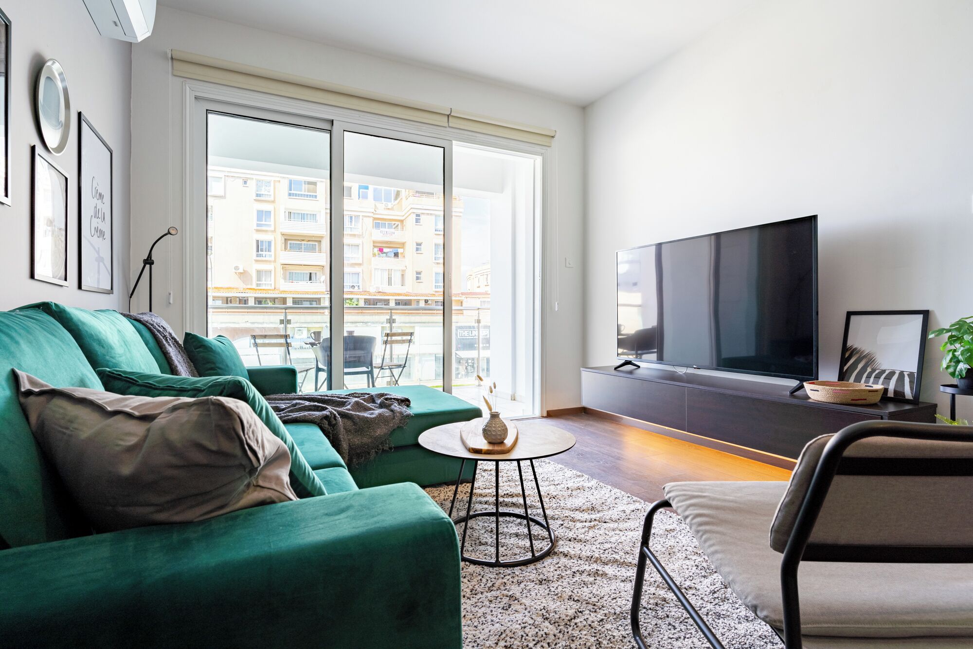 Harbor 102 | Living room | 43-inch Smart TV with digital channels, streaming services