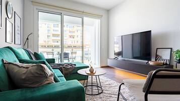 Harbor 102 | Living room | 43-inch Smart TV with digital channels, streaming services