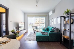 Harbor 103 | Oppholdsrom | En 43-tommers smart-TV med digitale kanaler samt strømmetjenester