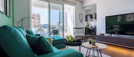 Harbor 104 | Sala de estar | Smart TV de 43 pulgadas con canales digitales y servicios de streaming