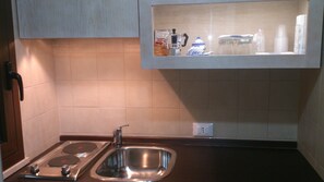 Réfrigérateur, plaque de cuisson, cafetière/bouilloire