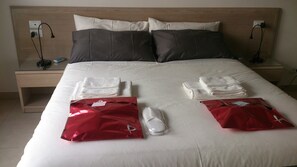 2 Schlafzimmer, Schreibtisch, Bügeleisen/Bügelbrett, Reisekinderbett