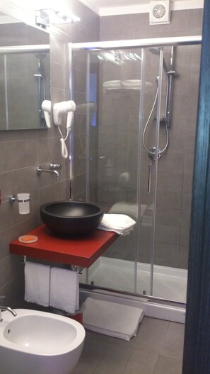 Bruser, hårtørrer, bidet, håndklæder