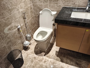 Bidet, serviettes fournies, papier toilette