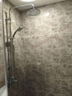 Bidet, serviettes fournies, papier toilette