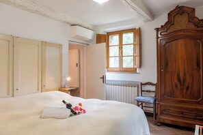 2 slaapkamers, een bureau, een strijkplank/strijkijzer, reisbedje