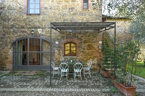 Outdoor dining - La Banditina Apartment (Montechiaro)