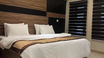 Quarto econômico, sacada, vista para a cidade | Escrivaninha, espaço de trabalho para notebook, cortinas blackout
