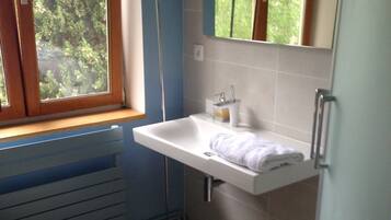 Douche, sèche-cheveux, serviettes fournies, savon