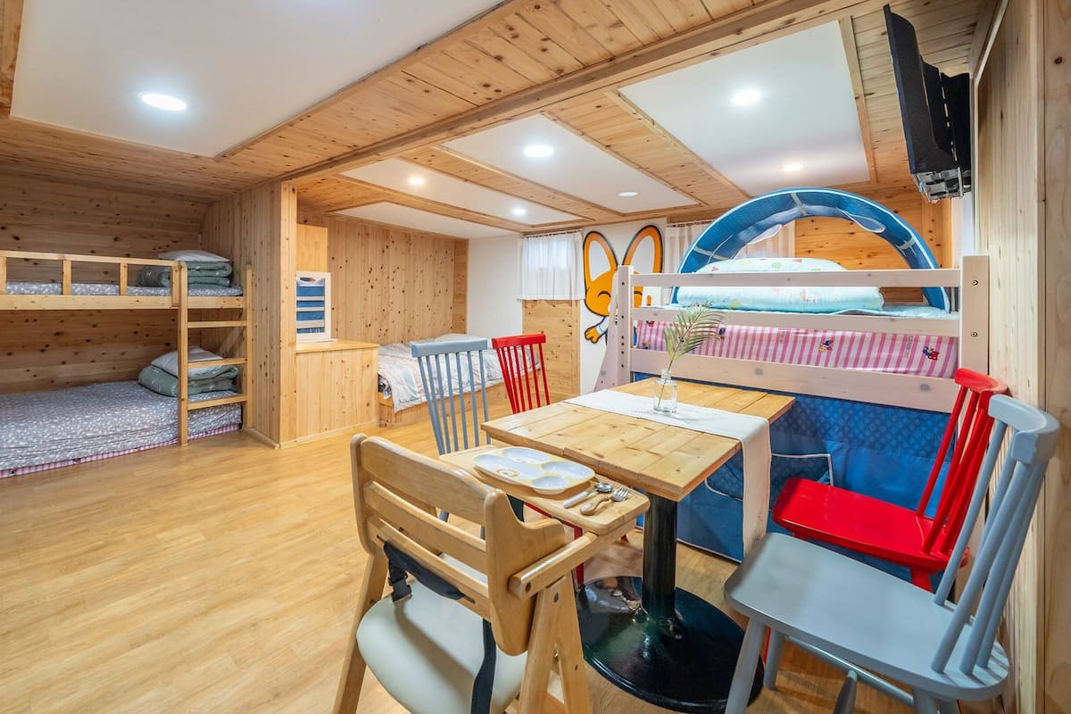 Eenvoudige kamer, 1 slaapkamer ("Large Kids Caravan No. 1 (Spa/BBQ)) | 1 slaapkamer, gratis wifi