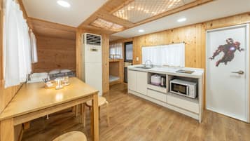 Perushuone, 1 makuuhuone ("Large Kids Caravan No. 8 (Spa/BBQ)) | 1 makuuhuone, ilmainen Wi-Fi