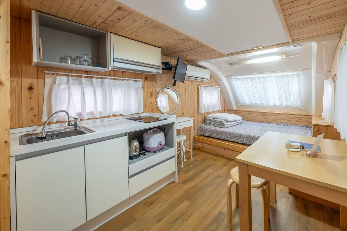 Eenvoudige kamer, 1 slaapkamer (Couple Deluxe Caravan (Private BBQ)) | 1 slaapkamer, gratis wifi