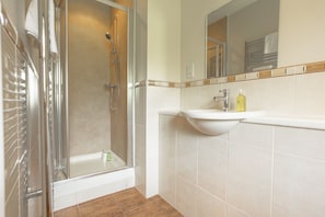 Dusche, Haartrockner, Handtücher