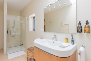Shower, hair dryer, bidet, towels