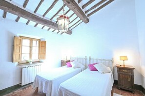 Room - La Bandita Apartment: Peaceful Wine Estate Retreat (Montechiaro)