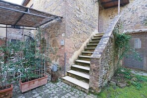 Property grounds - La Bandita Apartment: Peaceful Wine Estate Retreat (Montechiaro)