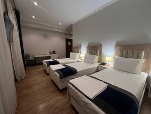 Standard Triple Room | Meja, ruang kerja komputer riba, kalis bunyi, seterika/papan seterika 