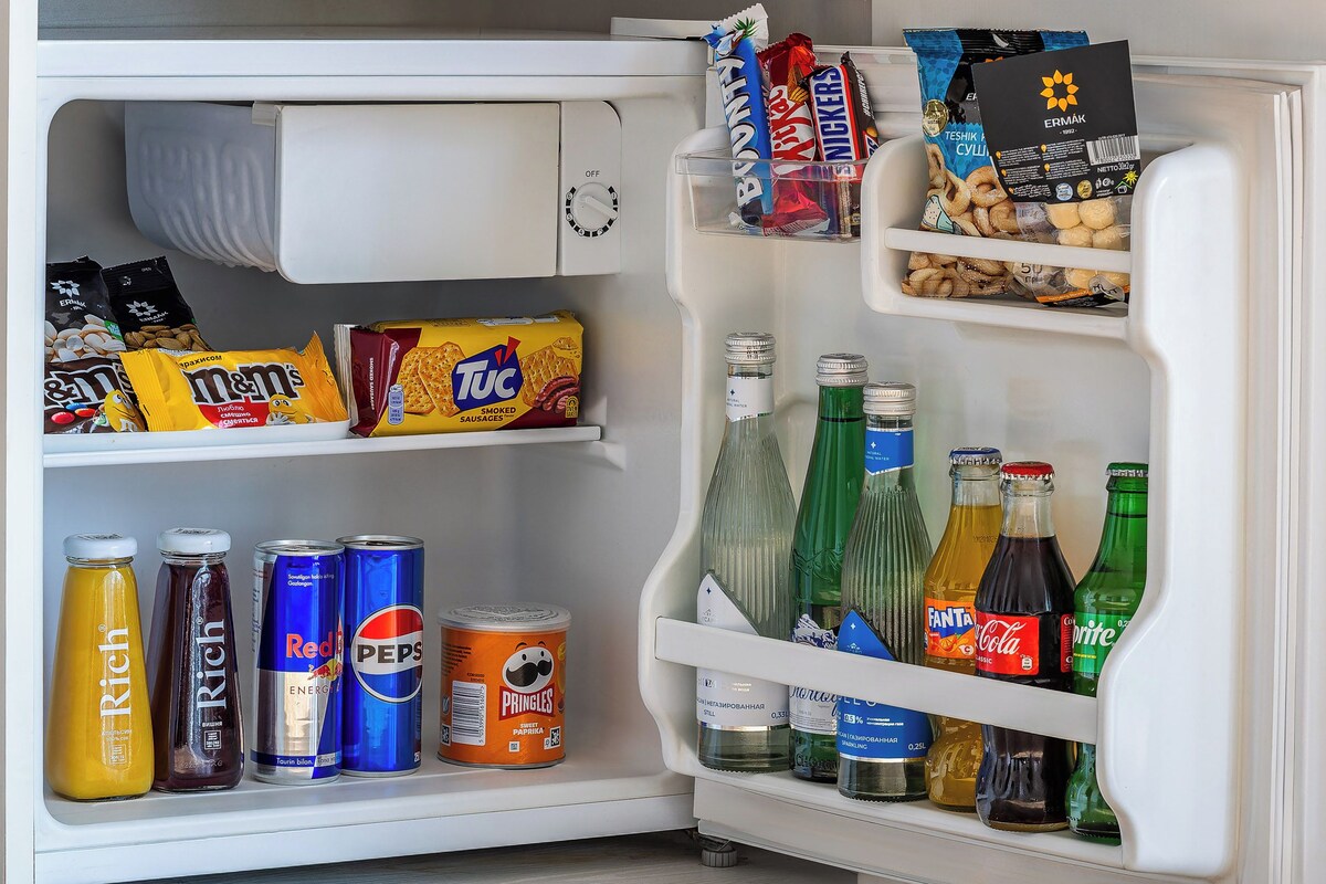 Un frigorífic ple d'aperitius, begudes i condiments.