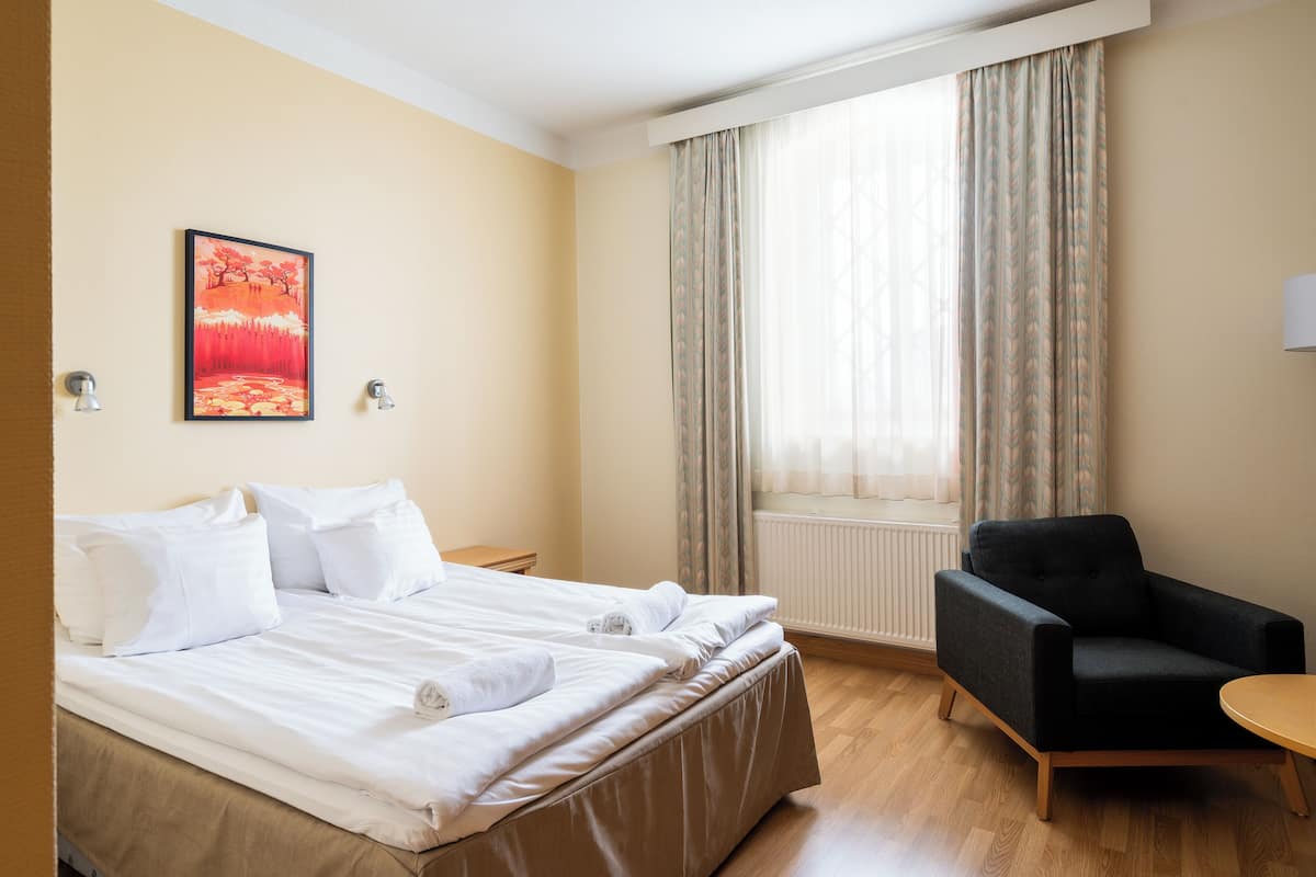 Standard Room, 1 Queen Bed | Desk, iron/ironing board, free WiFi, bed sheets