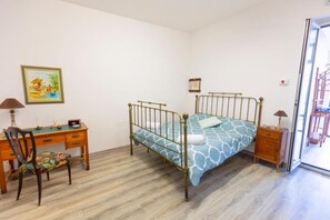 3 bedrooms, desk, iron/ironing board, travel cot