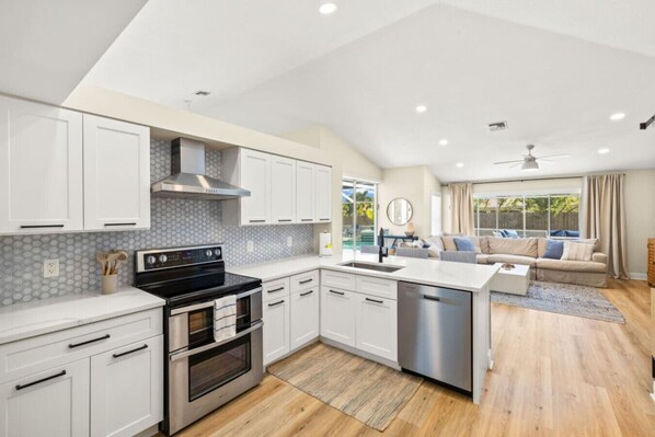 Fridge, microwave, oven, stovetop - El Dorado Escape - Heated Pool, Fire Table & More! (Cape Coral)