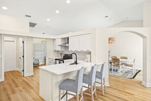 Fridge, microwave, oven, stovetop - El Dorado Escape - Heated Pool, Fire Table & More! (Cape Coral)