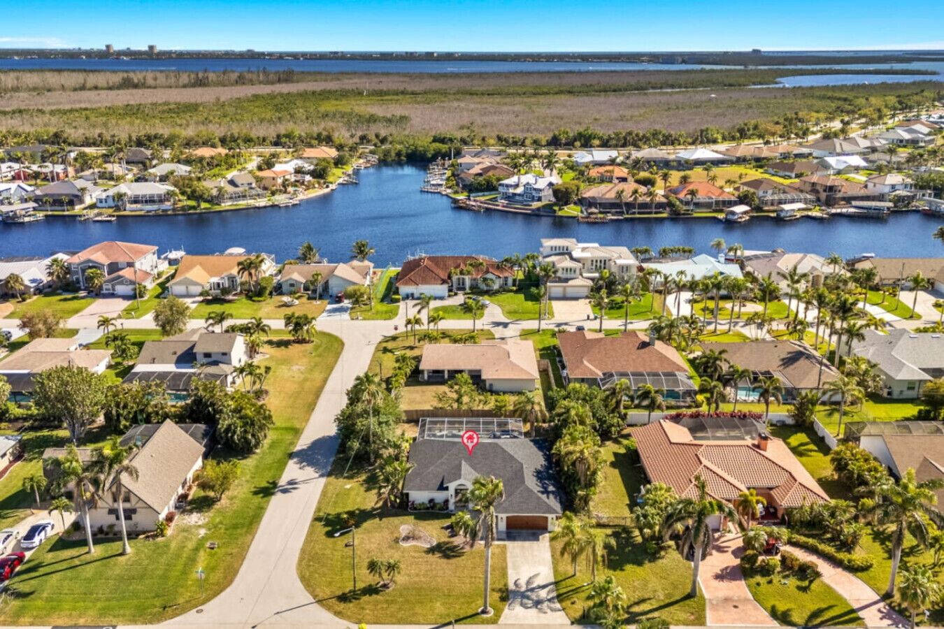 Zona residencial con casas, un puerto deportivo y una masa de agua.