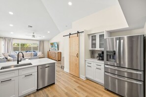 Fridge, microwave, oven, stovetop - El Dorado Escape - Heated Pool, Fire Table & More! (Cape Coral)