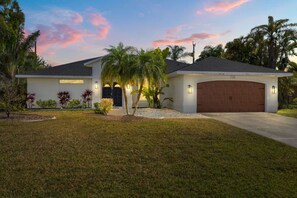 Exterior - El Dorado Escape - Heated Pool, Fire Table & More! (Cape Coral)