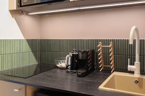 Frigorífico, microondas, placa de cocina y cafetera o tetera