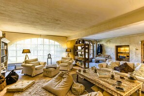 Smart TV, fireplace, stereo, computer monitors