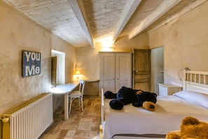 4 slaapkamers, een bureau, een strijkplank/strijkijzer, reisbedje