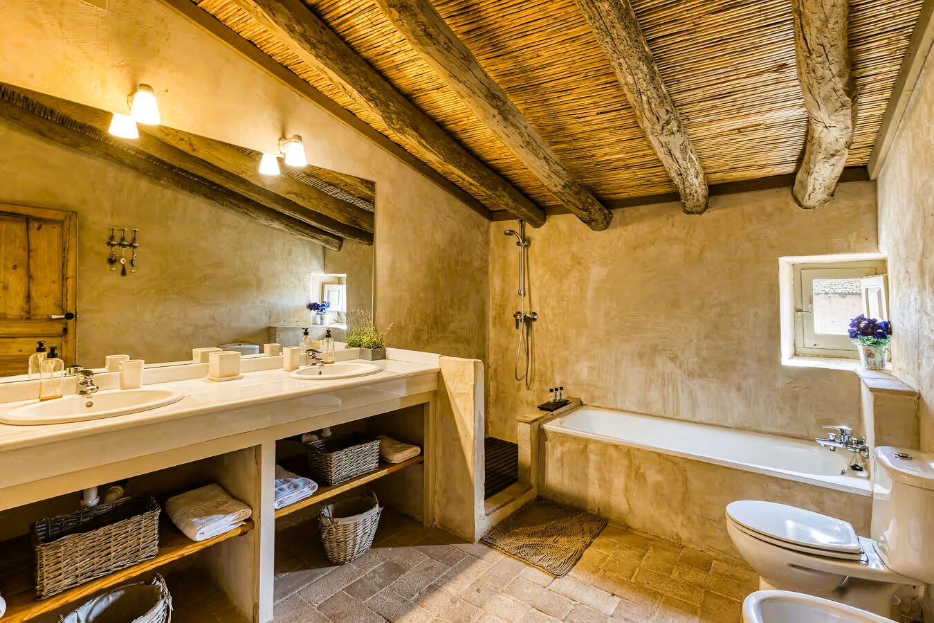 Een haardroger, een bidet, handdoeken, zeep