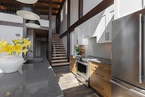 Réfrigérateur, four à micro-ondes, un four, surface de cuisson