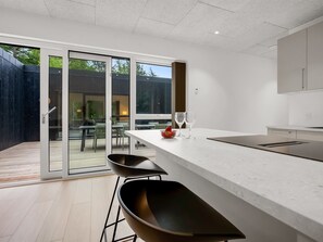 Kühlschrank, Ofen, Geschirrspüler, Kochgeschirr/Geschirr/Besteck