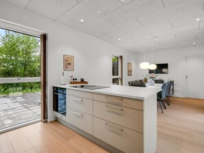 Kjøleskap, oppvaskmaskin og kjøkkenutstyr