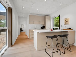 Kühlschrank, Geschirrspüler, Kochgeschirr/Geschirr/Besteck