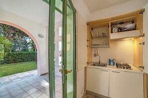 Family Studio (Borgo Primizia M13 Pool And Sea) | Private kitchenette