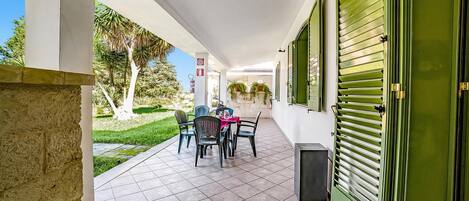 Apartamento família, vários quartos (Borgo Primizia B4 Pool And Sea) | Opções para refeição ao ar livre