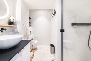 Ducha, secador de pelo, bidé y toallas