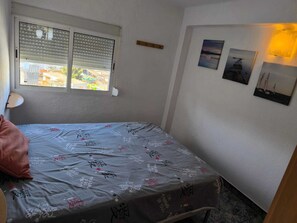 2 habitaciones y tabla de planchar con plancha 