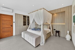 Une chambre à coucher avec un lit à baldaquin, une porte en bois, une armoire et une table de chevet.