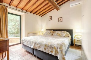4 bedrooms, iron/ironing board, travel cot, WiFi