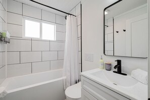 Sèche-cheveux, serviettes fournies